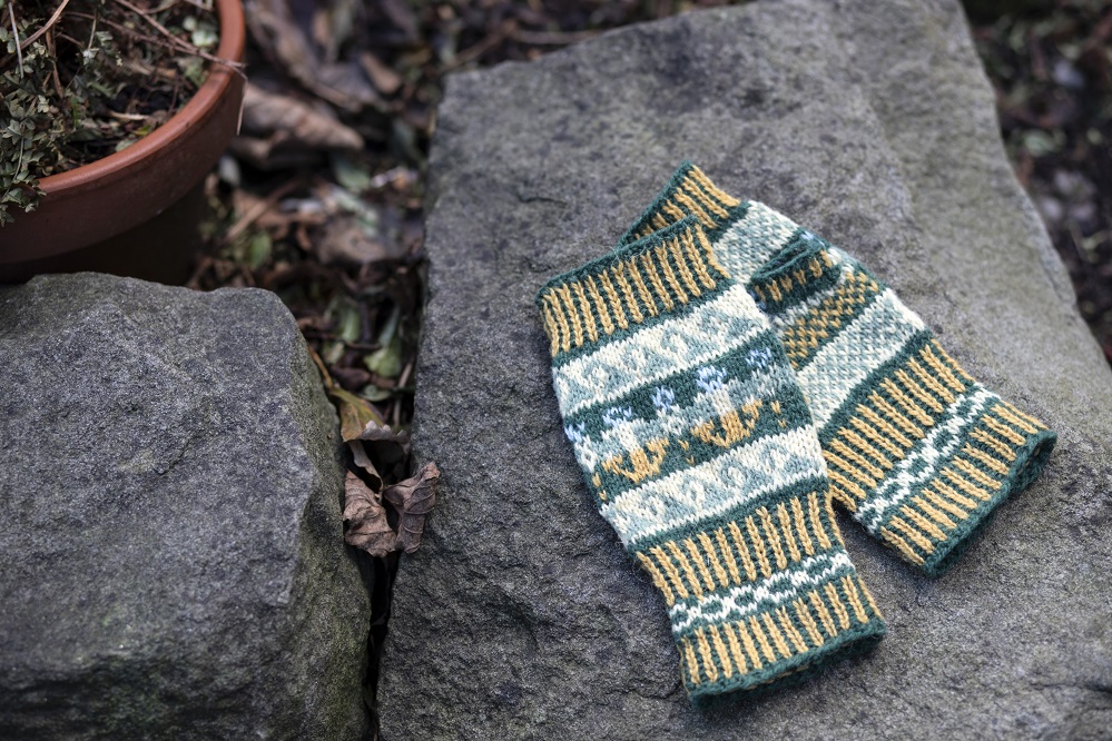 Festive mitts pattern and knitting circles